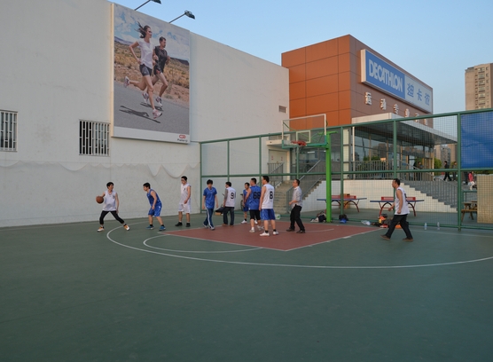 公司籃球隊定期進行籃球訓(xùn)練