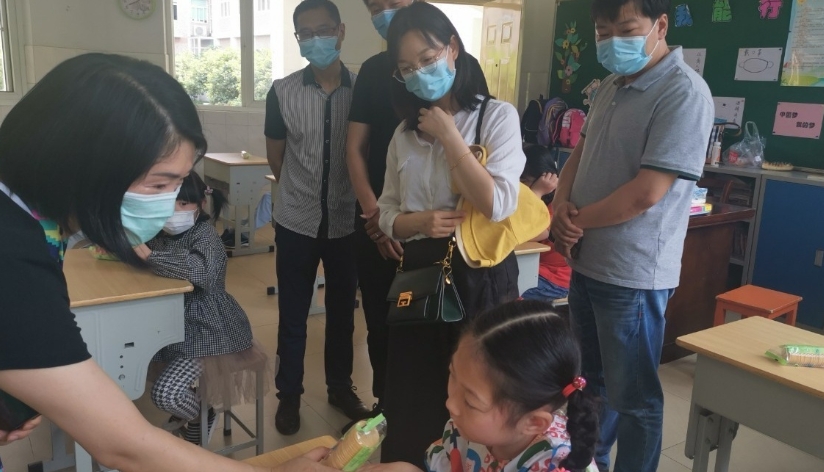 六一獻(xiàn)愛(ài)心——春為人走進(jìn)特殊學(xué)校