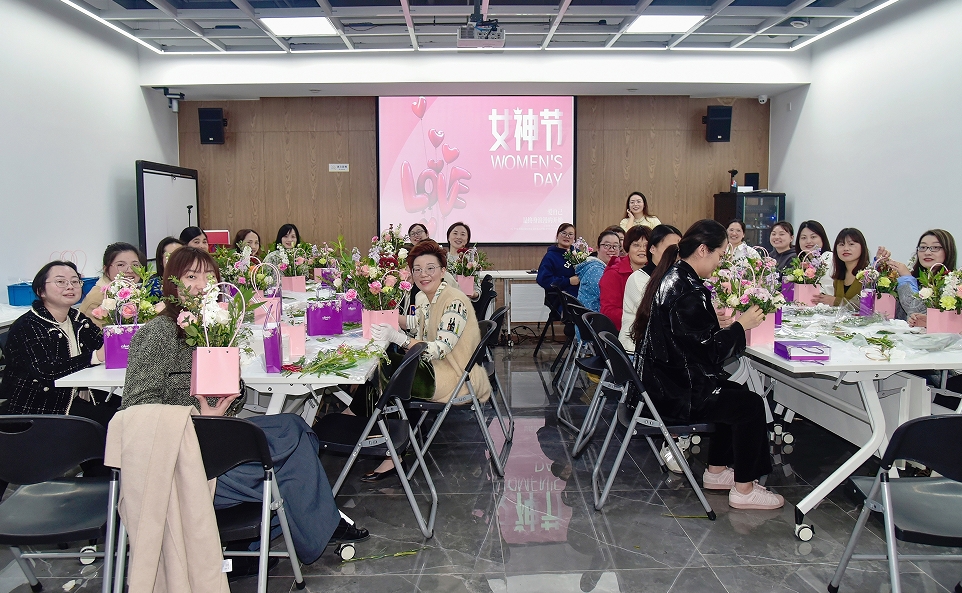 【春風(fēng)為來(lái) 鏗鏘玫瑰】——江蘇春為開展慶“三八”女神節(jié)插花DIY活動(dòng)